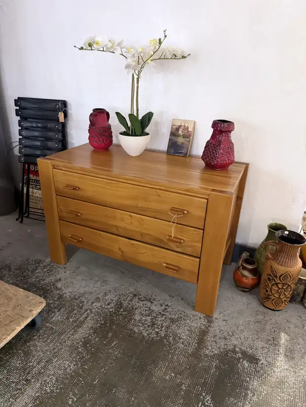 Céramiques Fat Lava et mobilier vintage présentés par Vintage by Gabriel à Toulouse